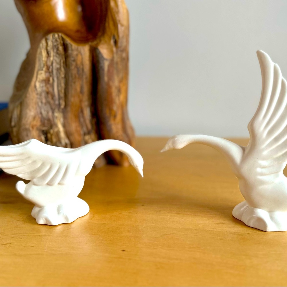 Stunning Vintage Royal Haeger Swans